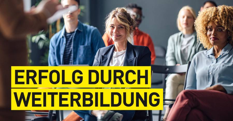 Personengruppe hört einem Vortrag zu, Text „Erfolg durch Weiterbildung“.